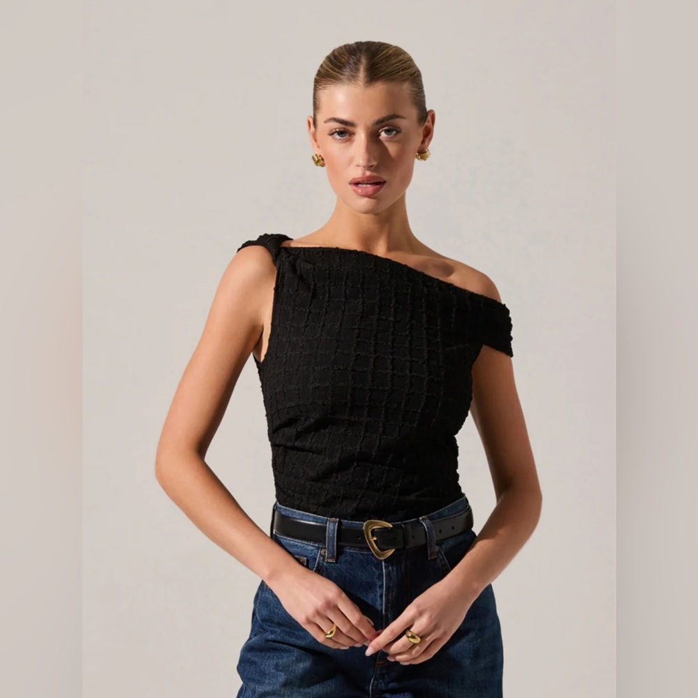 Lindy Off The Shoulder Top “NWT”